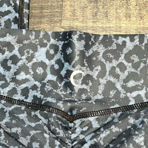 ZYIA Stone Leopard Scrunchy Light n Luxe 7/8 Leggings Size 4 - Picture 5 of 6